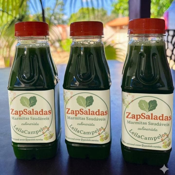 Garrafas de suco detox verde da ZapSalada com limão e hortelã
