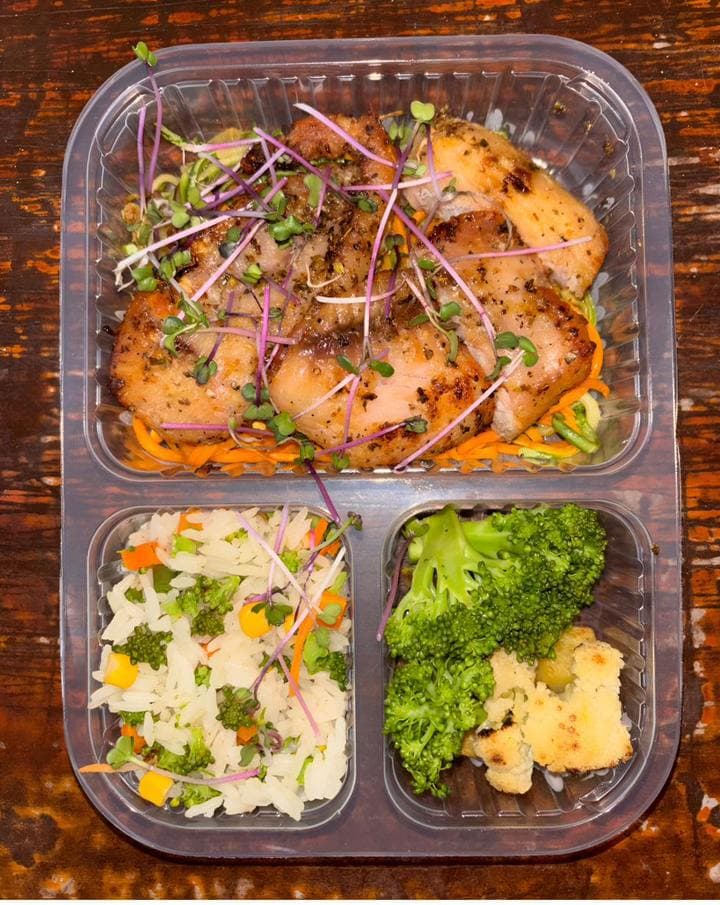 Prato Oriental com frango ao shoyo, microverdes e arroz colorido