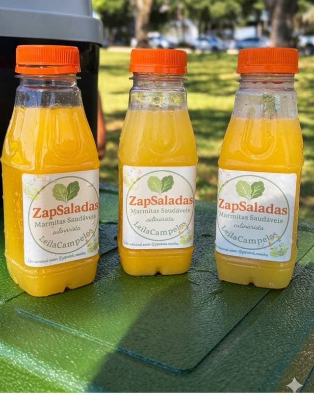 Garrafas de suco funcional amarelo ao ar livre